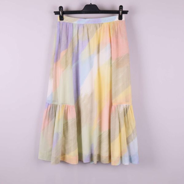 Färgglad midikjol med volang framifrån på galge