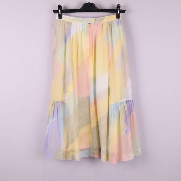 Baksidan av pastellfärgad kjol på galge