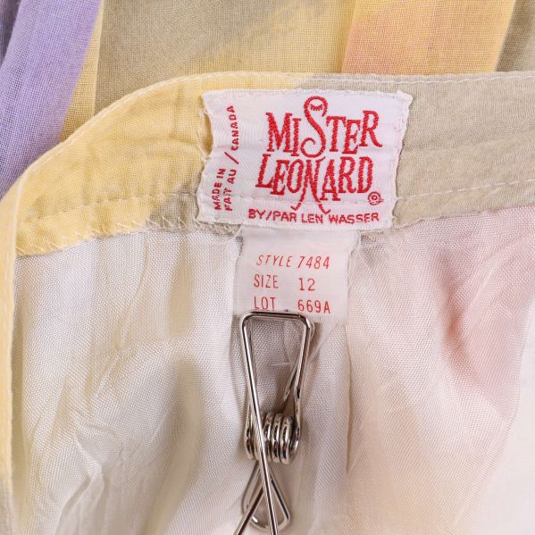 Närbild på Mister Leonard-etikett inuti kjolen