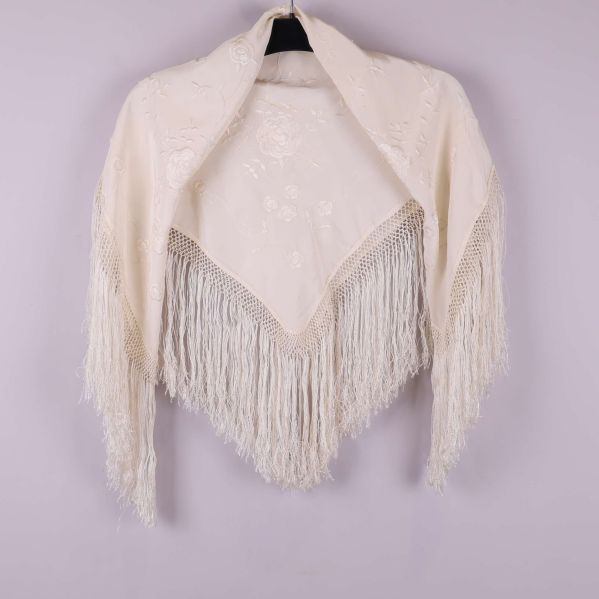 Sjal med fransar i krämvit färg, framifrån