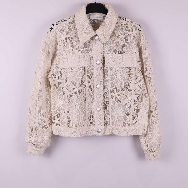 Spetsjacka med blommönster framtill på galge