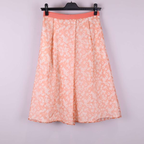 Kjol med blommigt aprikosfärgat tyg framifrån