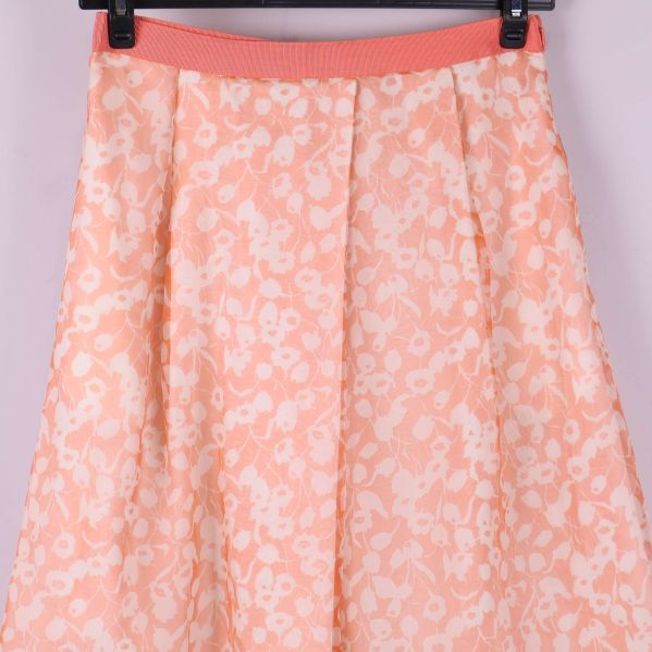 Närbild på överdelen av kjol med blommigt tyg