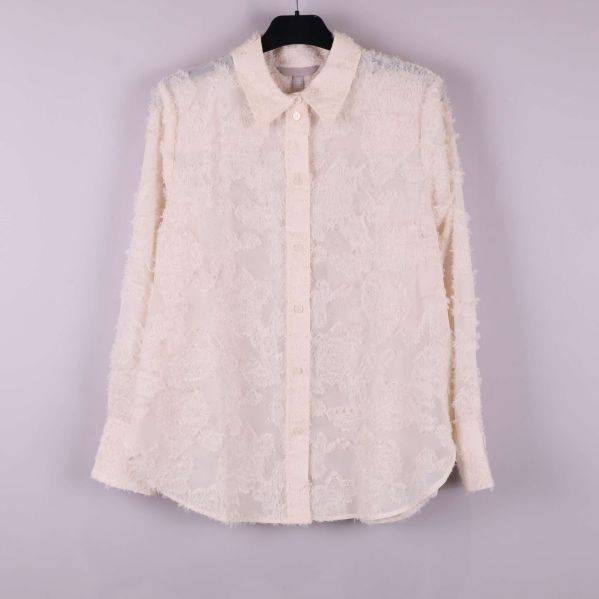 Beige skjorta med fluffig struktur framifrån