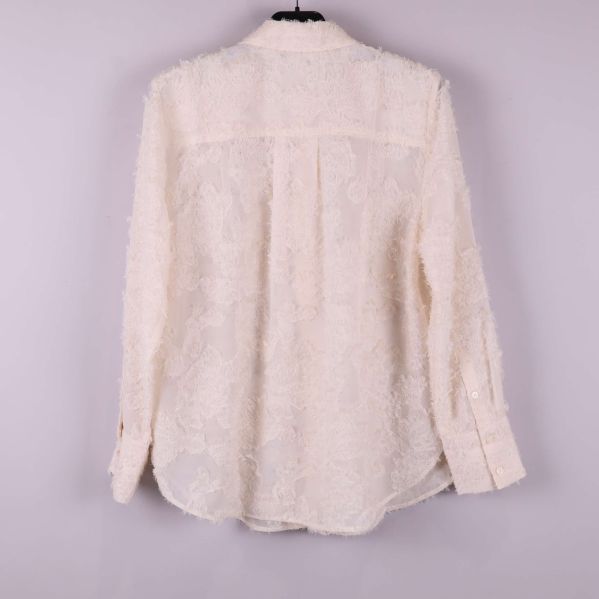 Beige skjorta sedd bakifrån med lång ärm