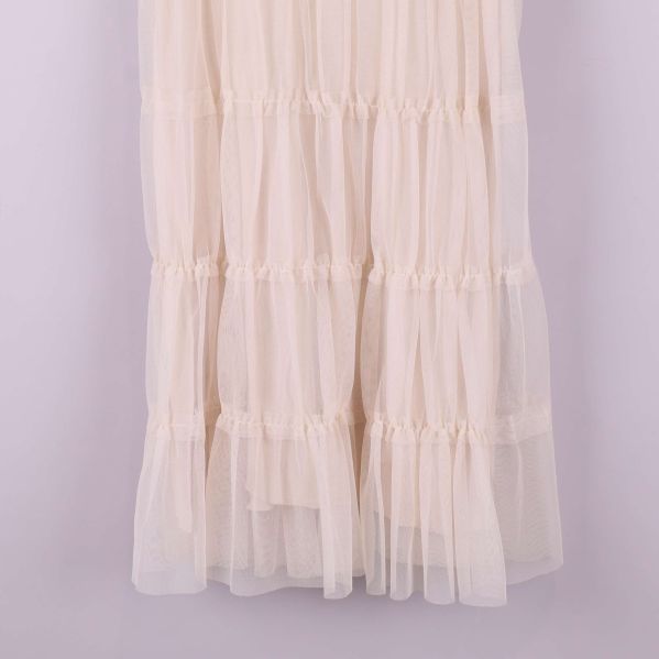 Närbild på kjoldelen med flera lager mesh och volanger