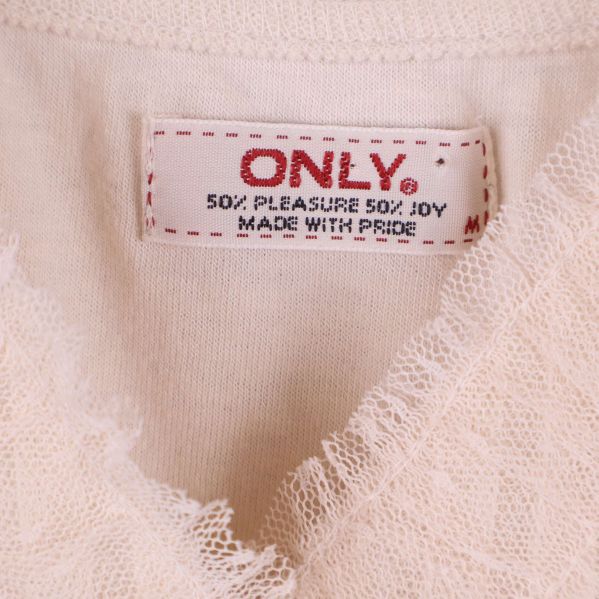 Närbild på inneretikett med ONLY-logotyp i rött