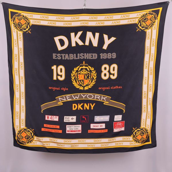 Stor fyrkantig scarf med DKNY-logga och emblem