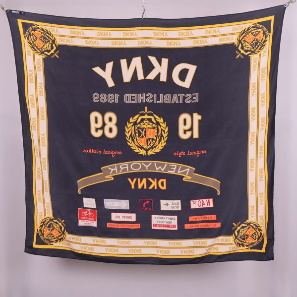 Baksida av fyrkantig scarf med DKNY-tryck
