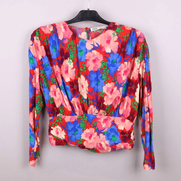 Färgglad blommig blus framifrån 