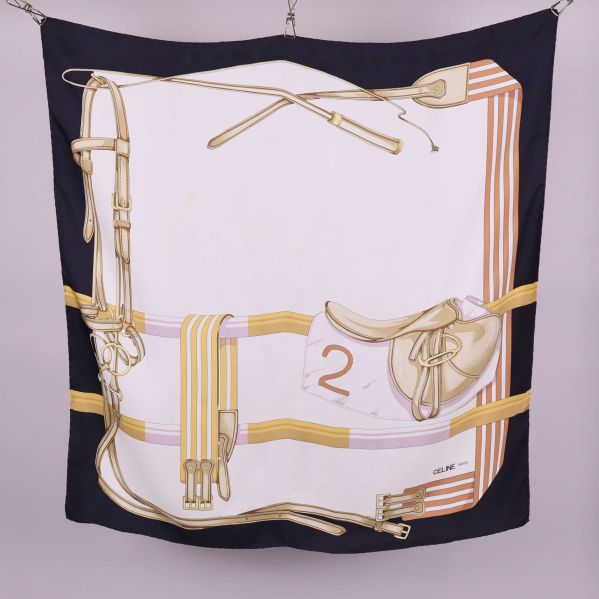 Scarf i fyrkantigt format med ridtema och färgfält i mörkblått samt ljusa toner