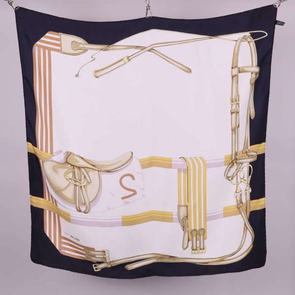 Scarf med detaljerat motiv av sadel och rep mot ljus botten