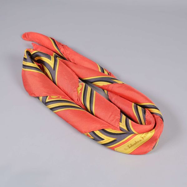 Sidenlik scarf rullad med dekorativa detaljer