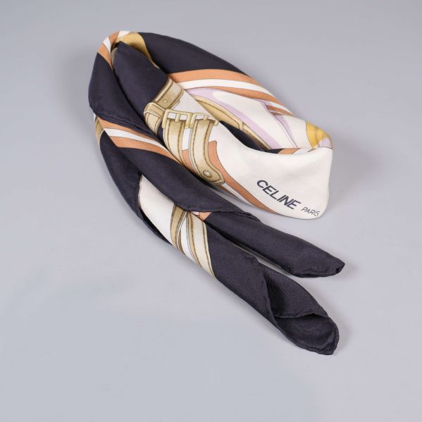 Sjal ihopvikt där Celine Paris logga syns tydligt