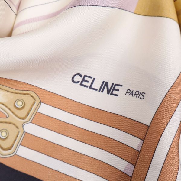 Närbild på Celine Paris tryckt på scarfen