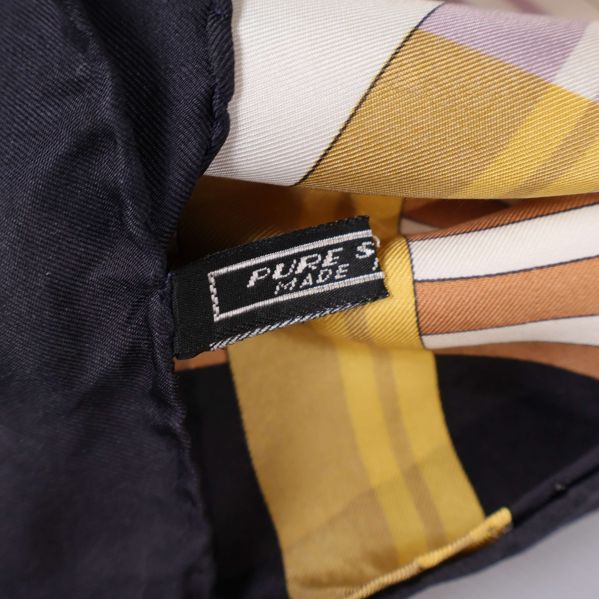 Närbild på etikett som visar materialet pure silk