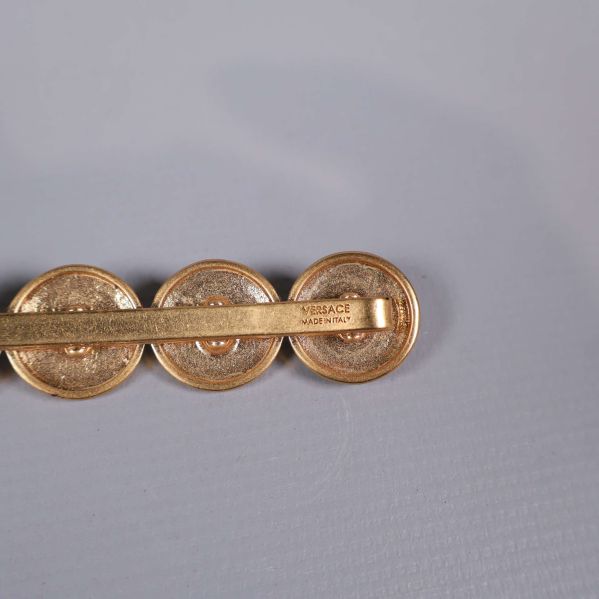 Närbild på baksidan, texten Versace synlig