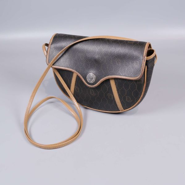 Framsida av brun axelremsväska med monogrammönster