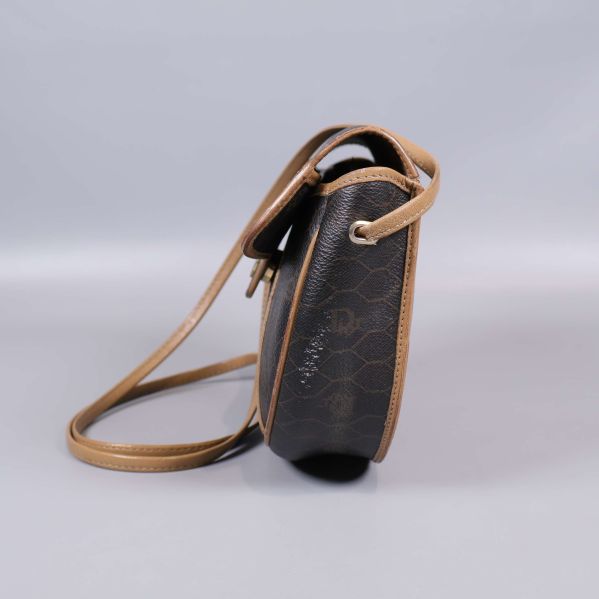 Sida av brun axelremsväska 