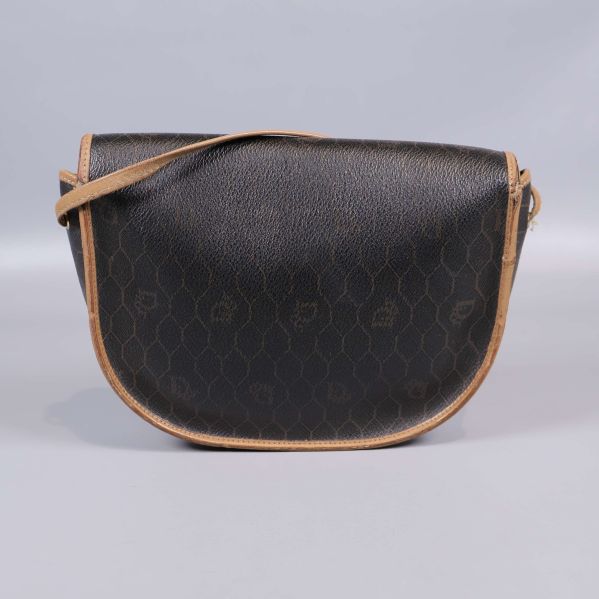 Baksida av brun axelremsväska, se slitage på läder