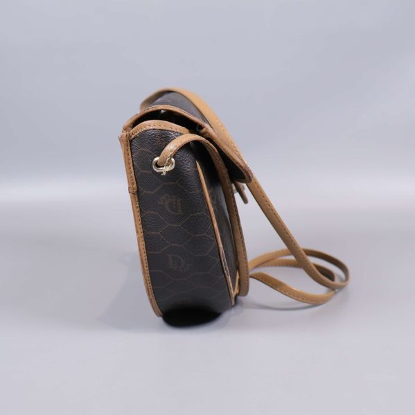 Sida av väska visar smal profil och axelrem