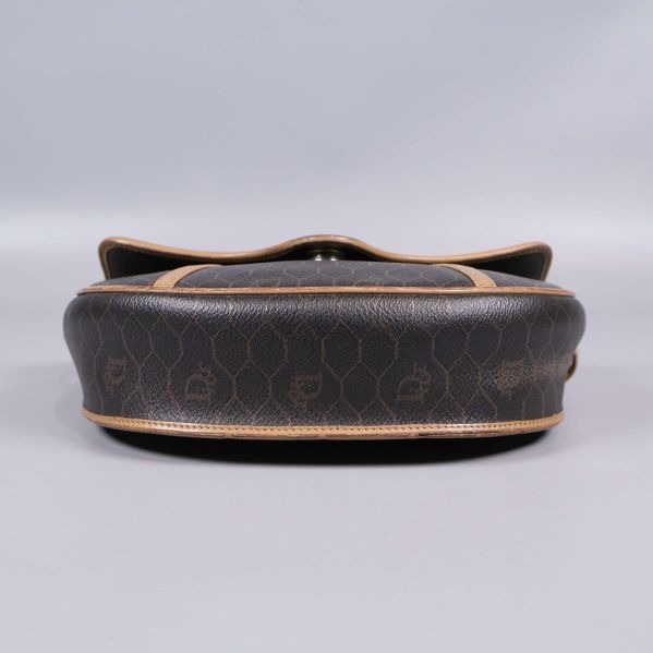 Botten på väska med slitage på läderkant