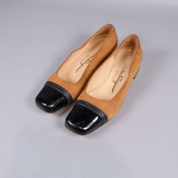 Pumps i mocka med svart lacktå 