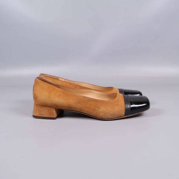 Sida av pumps visar svart tå och klack