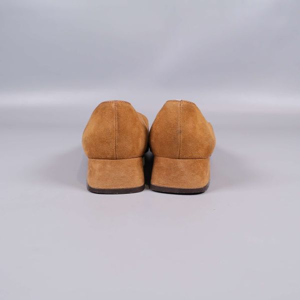 Baksidan av pumpsen i beige mocka visas