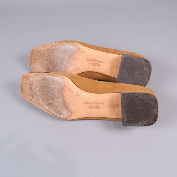 Undersidan av pumps med synlig slitage och märkning