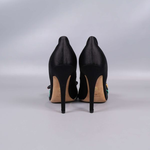 Baksida på pumpsen, svart satin och tunna klackar