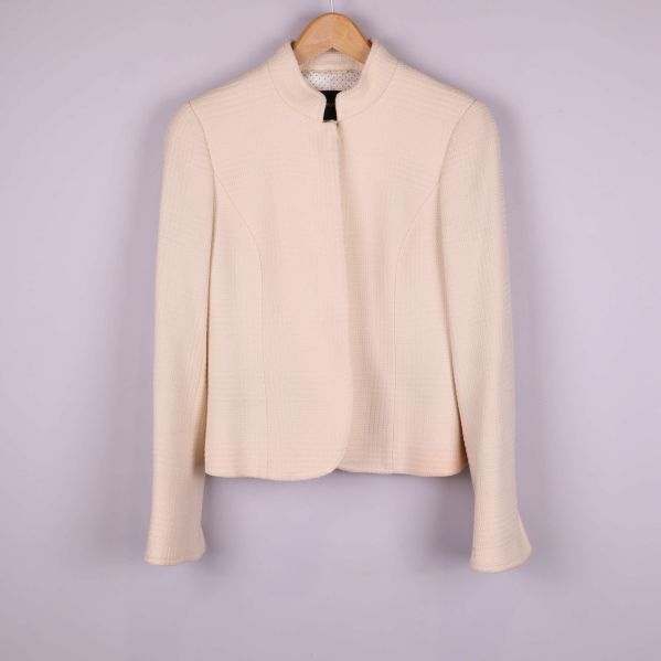 Ljus strukturerad kavaj sedd framifrån