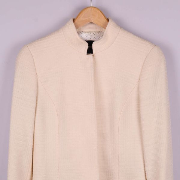 Närbild på kavajens ovandel och ståkrage