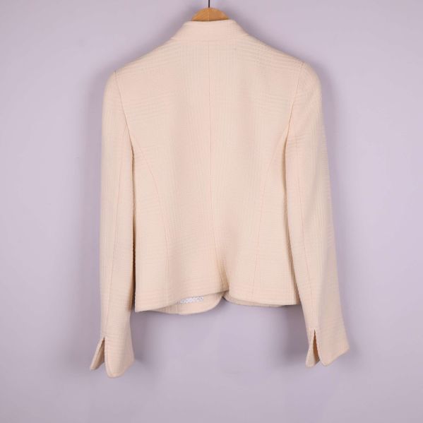 Ljus kavaj sedd bakifrån med rak passform