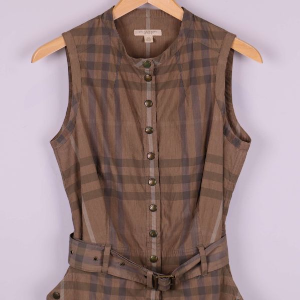 Knappslå och överdel av ärmlös rutmönstrad klänning