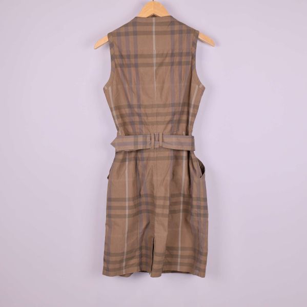 Baksida av ärmlös klänning med rutmönster och bälte