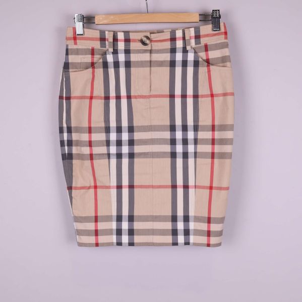 Framsidan av pennkjol med klassiskt rutigt mönster