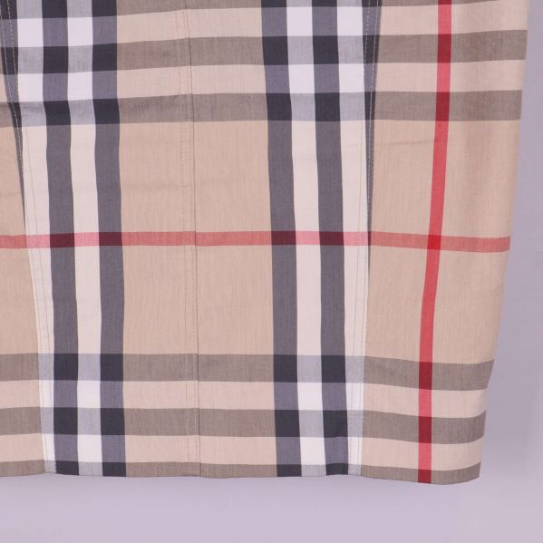 Närbild på nederdelen av kjolen med rutig design