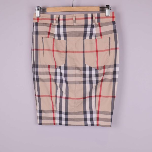 Baksidan av pennkjol med fickor och rutigt mönster