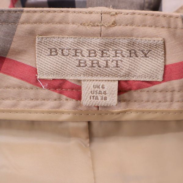 Närbild på Burberry Brit märkeslapp inuti kjolen