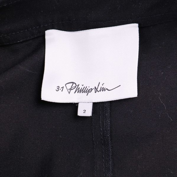 Närbild av etikett med 3.1 Phillip Lim-logotyp