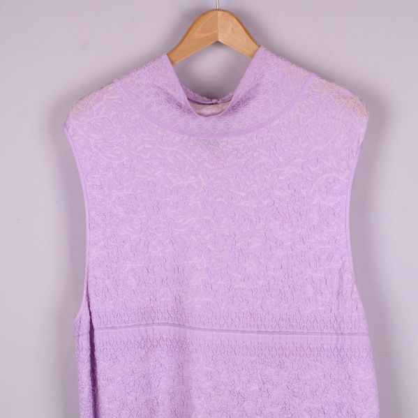 Närbild på överdelen av tunikan och dess ståkrage