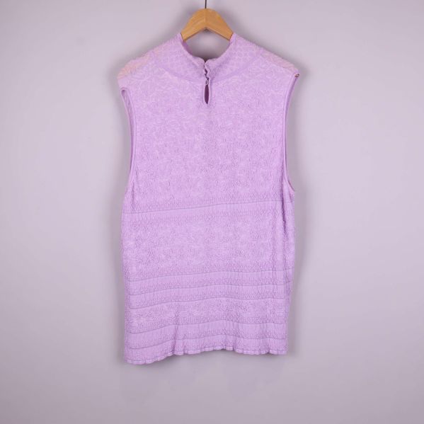 Baksida på ljuslila ärmlös tunika med struktur