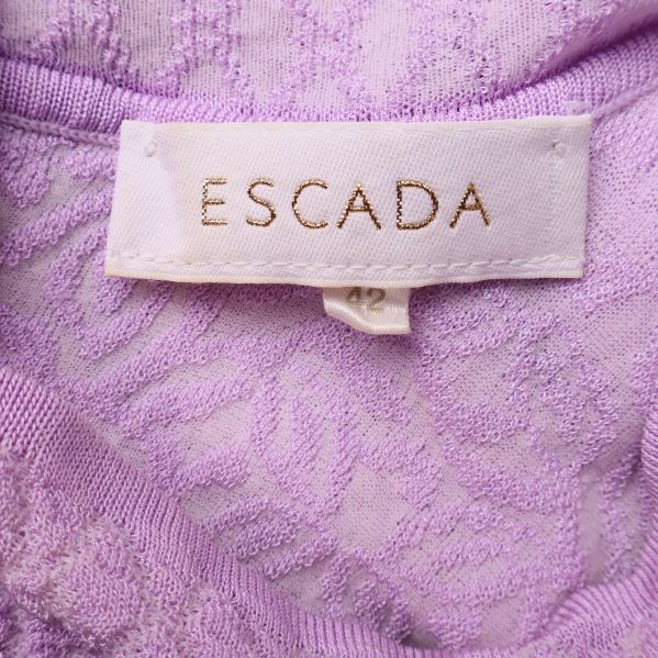 Närbild på Escada-logotyp på vit etikett