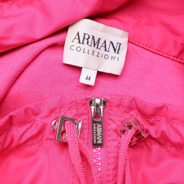 Närbild på etikett Armani Collezioni och storlek 44