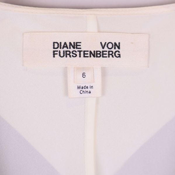 Närbild på etikett med Diane von Furstenberg-logotype
