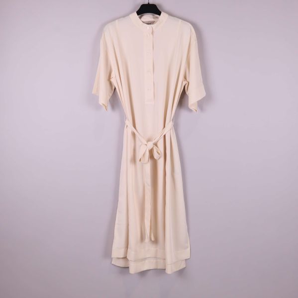 Krämfärgad midiklänning med skärp framifrån