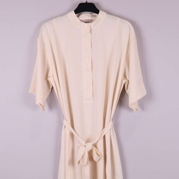 Detalj av klänningens överdel och knytskärp