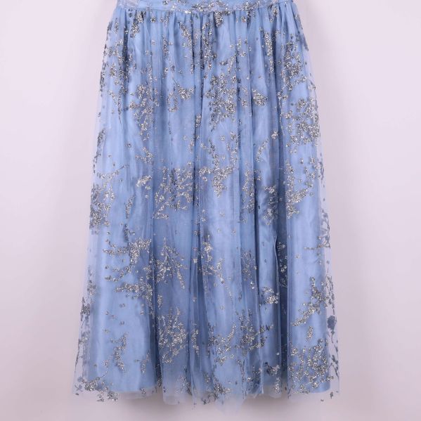 Närbild på kjoldelen med glitterbroderier