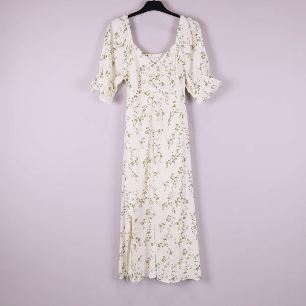 Vit maxiklänning med grönt blommönster framifrån